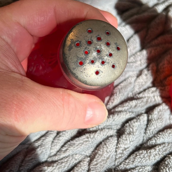 ANTIQUE VICTORIAN PIGEON BLOOD RED SALT & PEPPER SHAKERS - Picture 5 of 9